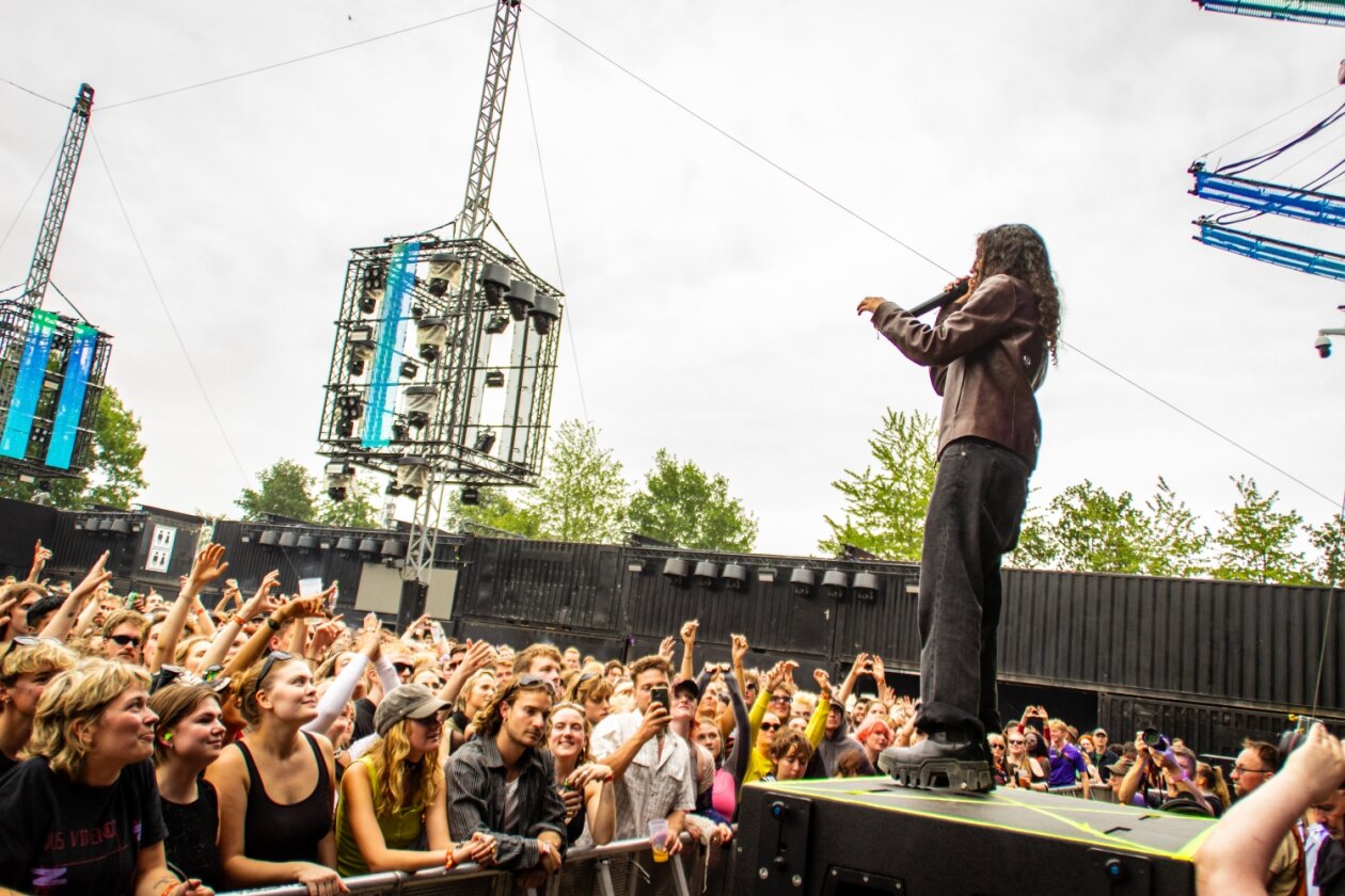 Danielle Balbuena lässt die Festivalcrowd toben. – 070 Shake beim Roskilde Festival.