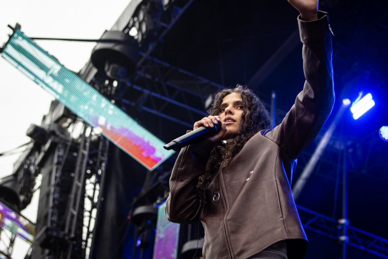 070 Shake – Danielle Balbuena lässt die Festivalcrowd toben. – ... a.k.a. Danielle Balbuena.
