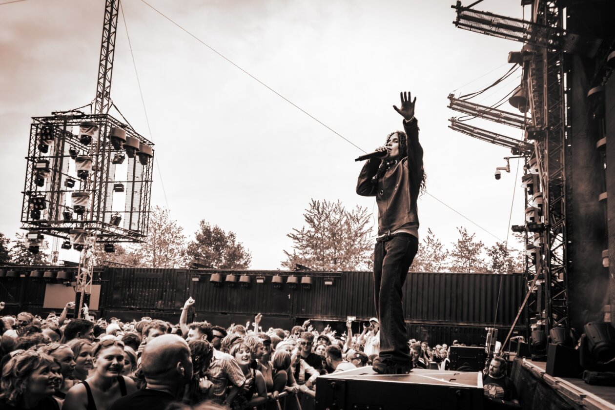 Danielle Balbuena lässt die Festivalcrowd toben. – Goodbye, 070 Shake.