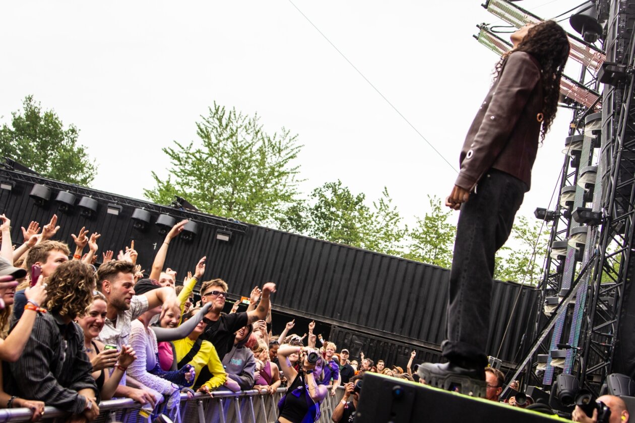Danielle Balbuena lässt die Festivalcrowd toben. – 070 Shake und ihr Publikum.