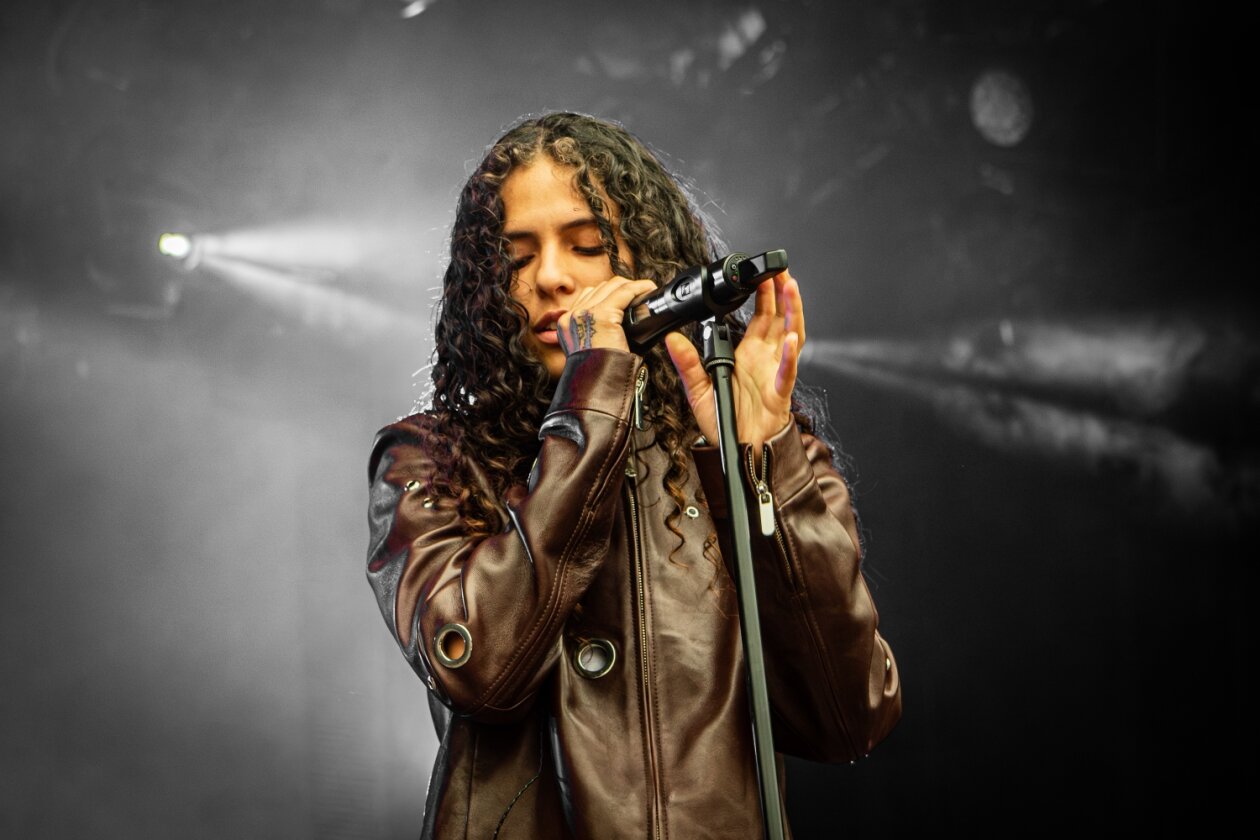 Danielle Balbuena lässt die Festivalcrowd toben. – 070 Shake in Roskilde.