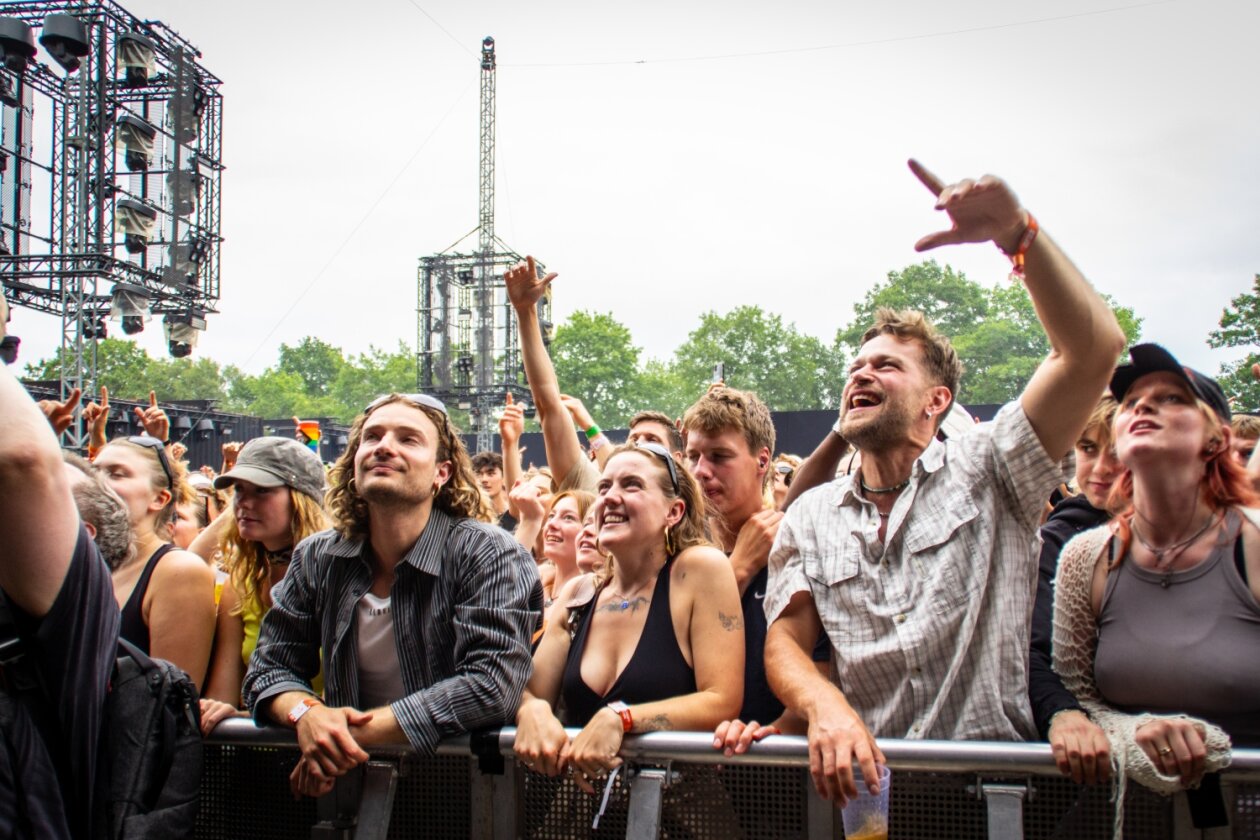 070 Shake – Danielle Balbuena lässt die Festivalcrowd toben. – Die Leute gehen steil.