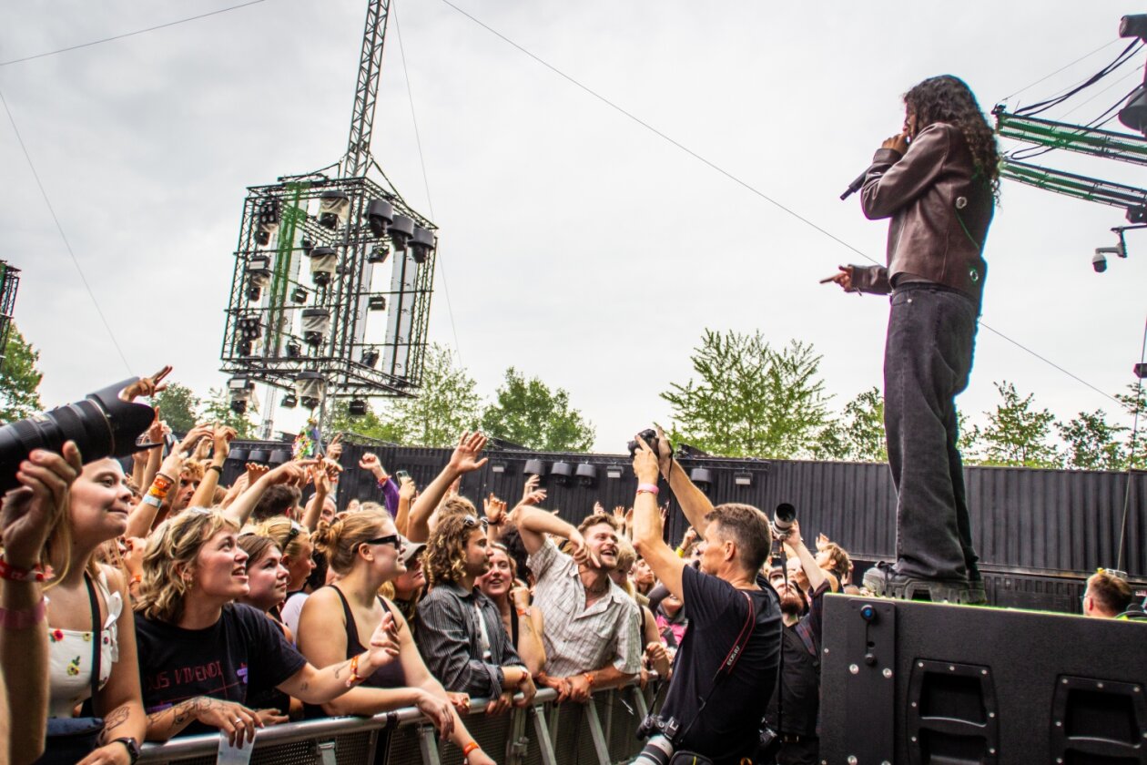 070 Shake – Danielle Balbuena lässt die Festivalcrowd toben. – Moshpit schon beim zweiten Song.