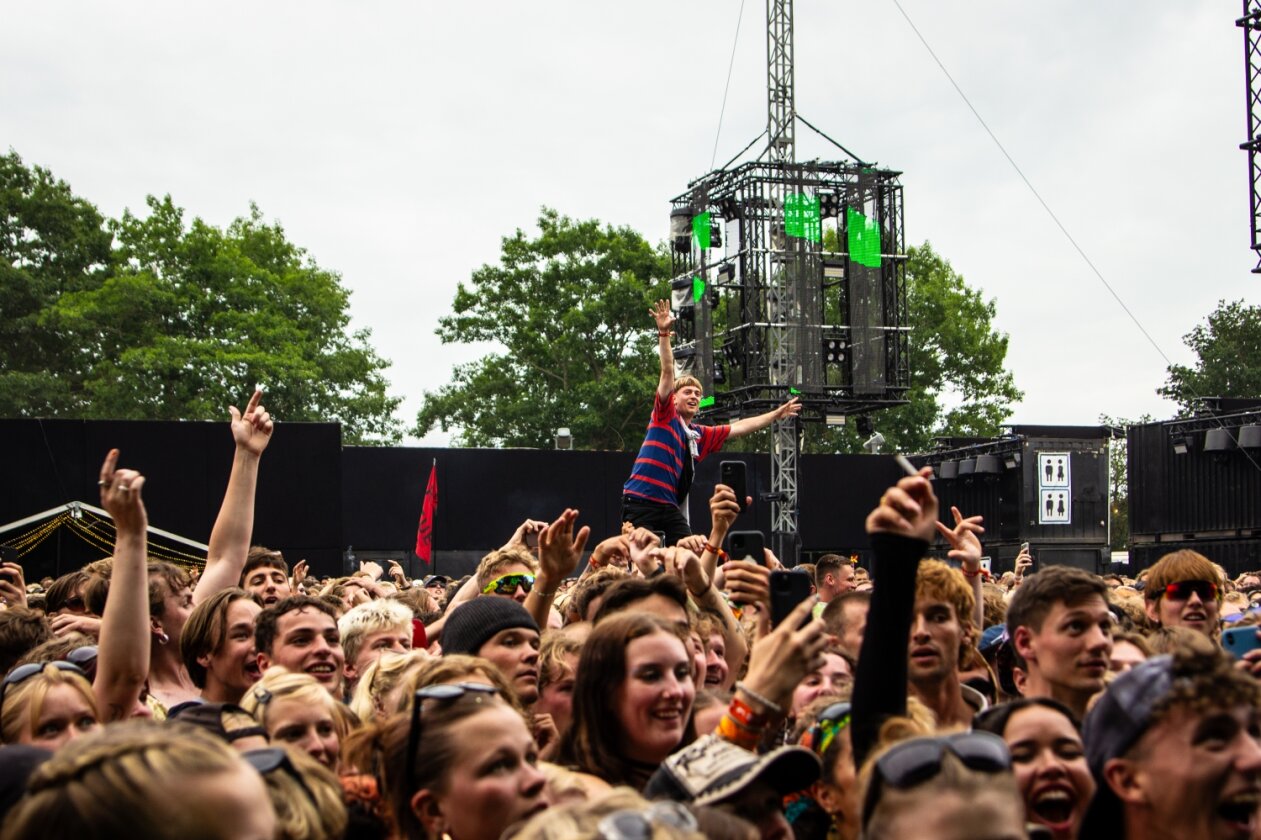 070 Shake – Danielle Balbuena lässt die Festivalcrowd toben. – Vor der Apollo Stage.