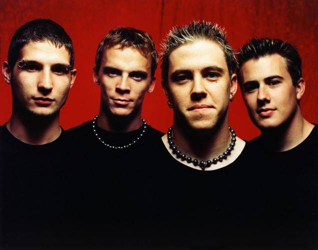 12 Stones – 12 Steine, vier Jungs, eine Band, so sieht's aus. – Da können sie sich ein Grinsen nicht verkneifen.