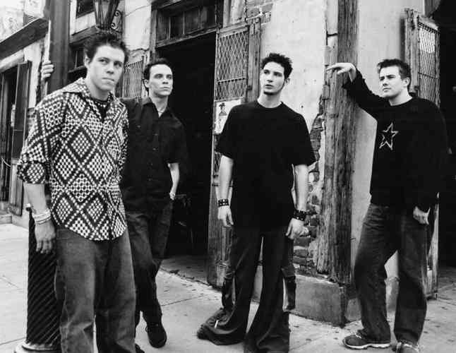 12 Stones – 12 Steine, vier Jungs, eine Band, so sieht's aus. – You see the way I live I know I know your heart is broken ...