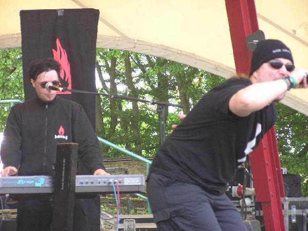 Eine weiter Elektro-Band, die live und bei Tageslicht etwas verloren wirkt: [:SITD:] – 