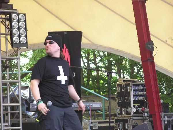 Eine weiter Elektro-Band, die live und bei Tageslicht etwas verloren wirkt: [:SITD:] – 