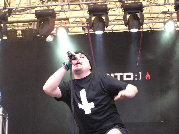 Eine weiter Elektro-Band, die live und bei Tageslicht etwas verloren wirkt: [:SITD:] – 