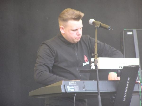 Eine weiter Elektro-Band, die live und bei Tageslicht etwas verloren wirkt: [:SITD:] – 