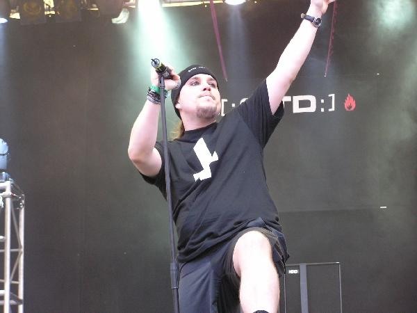 Eine weiter Elektro-Band, die live und bei Tageslicht etwas verloren wirkt: [:SITD:] – 