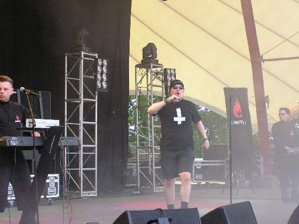 Eine weiter Elektro-Band, die live und bei Tageslicht etwas verloren wirkt: [:SITD:] – 