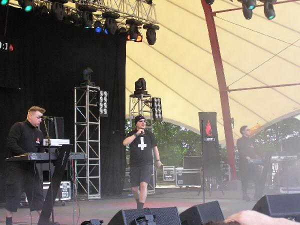Eine weiter Elektro-Band, die live und bei Tageslicht etwas verloren wirkt: [:SITD:] – 