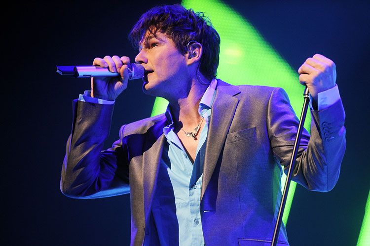 A-ha – Die Norweger auf Abschiedstournee in der Kölner Arena. – "The Sun Always Shines On TV": Mit dem Klassiker vom Debütalbum starten ...