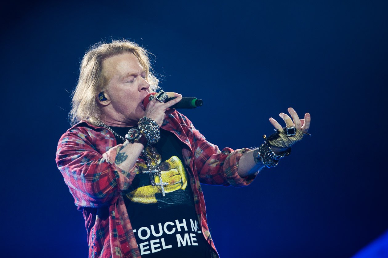 AC/DC – Am Rhein gaben Angus Young, Axl Rose und Co. ihr vorerst letztes Konzert der "Rock Or Bust"-Europatour. – Axl ist angekommen bei den Australiern.
