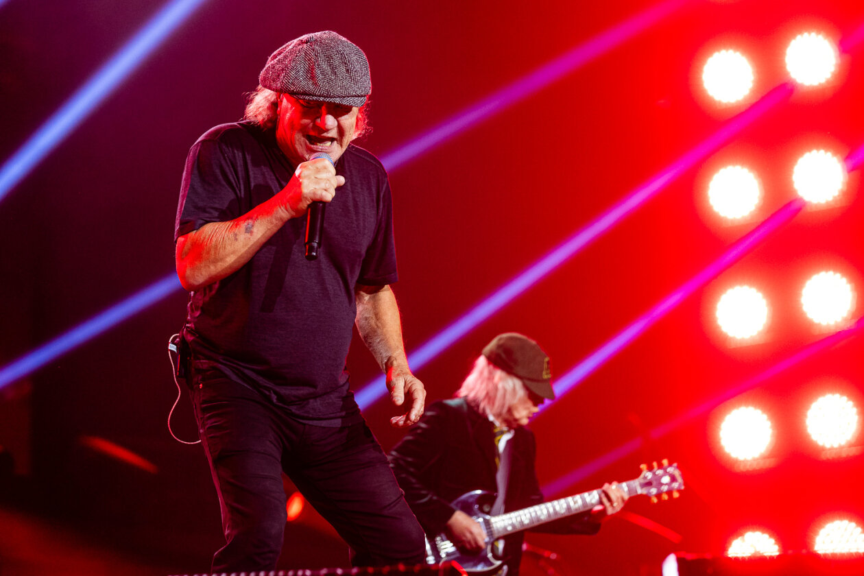 AC/DC – Der Auftaktgig zur ersten Tour seit acht Jahren: Angus Young und Co. auf Schalke. – Brian und Angus.