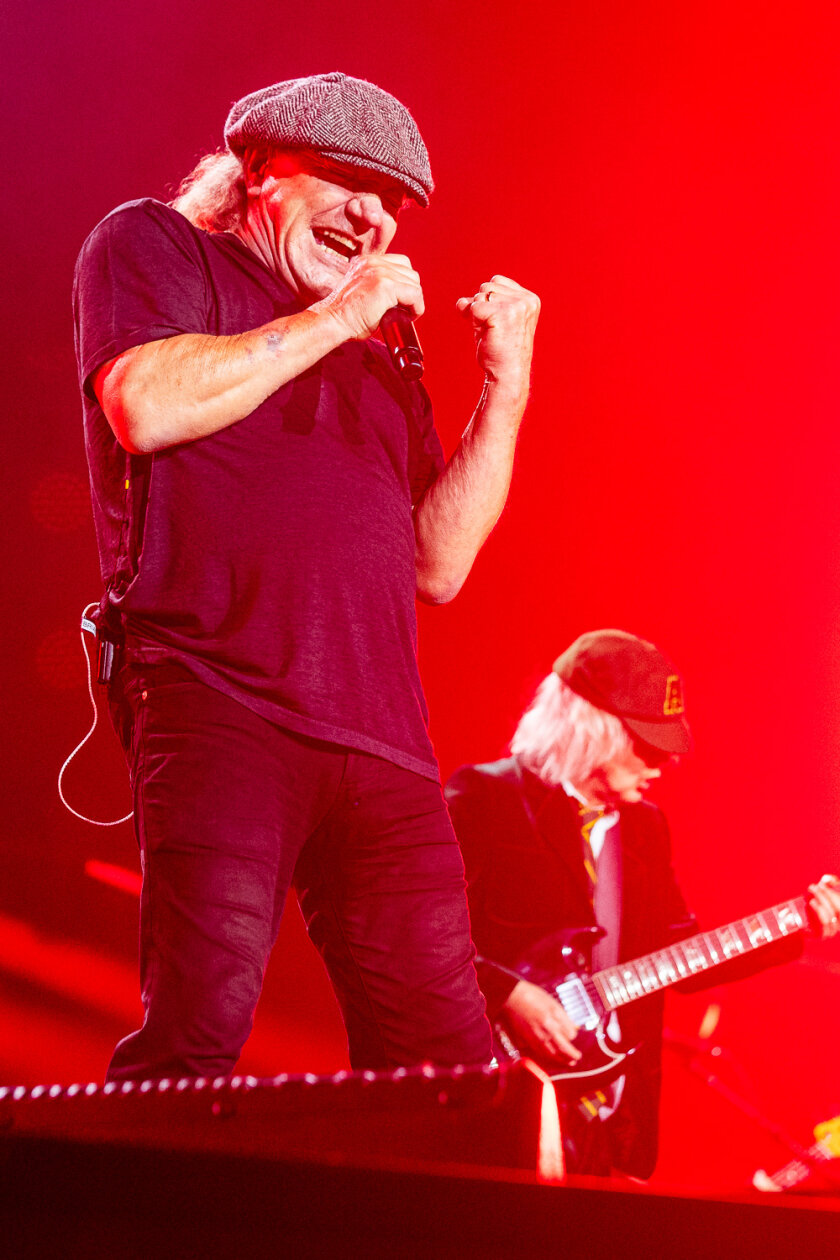 AC/DC – Der Auftaktgig zur ersten Tour seit acht Jahren: Angus Young und Co. auf Schalke. – Brian und Angus.