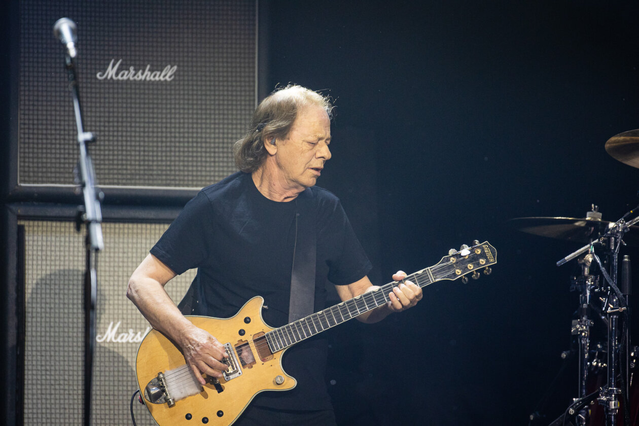 AC/DC – Der Auftaktgig zur ersten Tour seit acht Jahren: Angus Young und Co. auf Schalke. – Stevie Young.