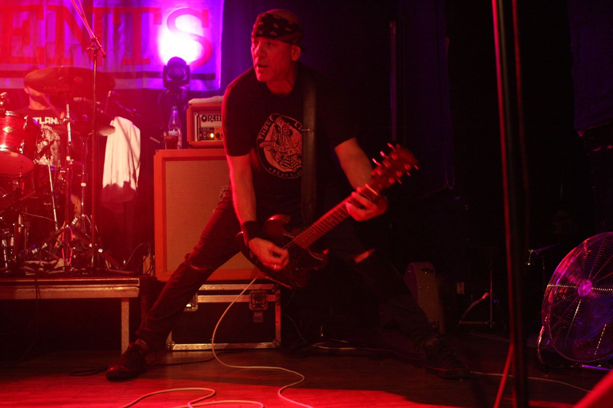 "We can fight people or we can dance with them". Die Cali-Punk-Legenden live am Bodensee. In memoriam Steve Soto. – Adolescents.