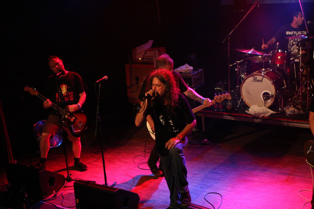 "We can fight people or we can dance with them". Die Cali-Punk-Legenden live am Bodensee. In memoriam Steve Soto. – Adolescents.