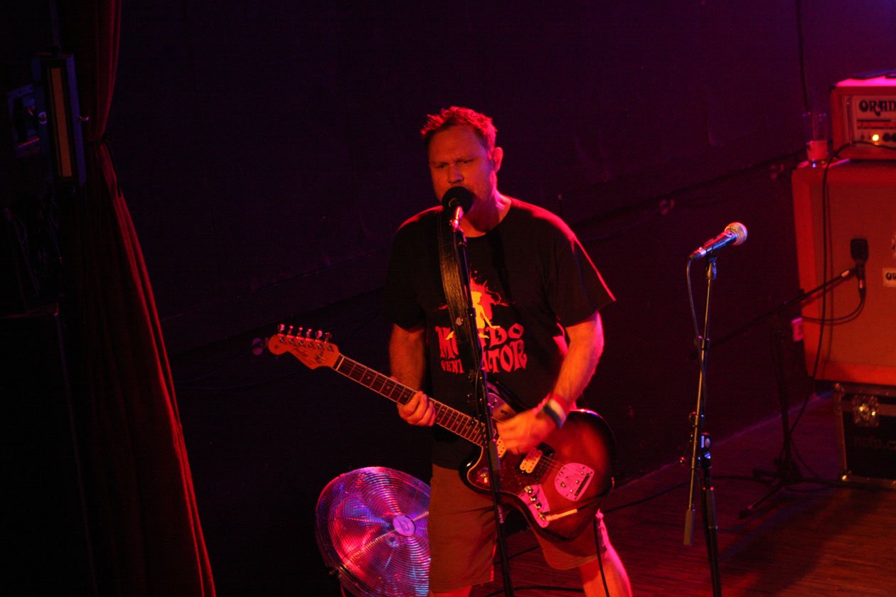 "We can fight people or we can dance with them". Die Cali-Punk-Legenden live am Bodensee. In memoriam Steve Soto. – Adolescents.