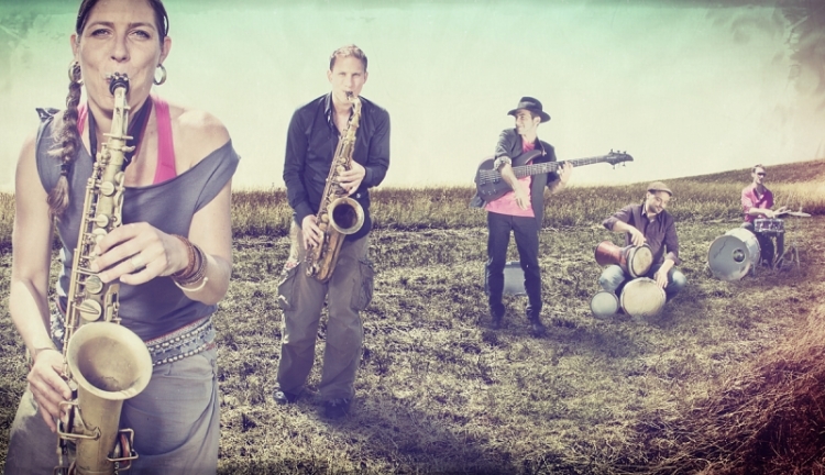 Äl Jawala – Pressebilder des Freiburger Balkan-Fünfers. – Zwei Saxophone brillieren über fetten Beats.