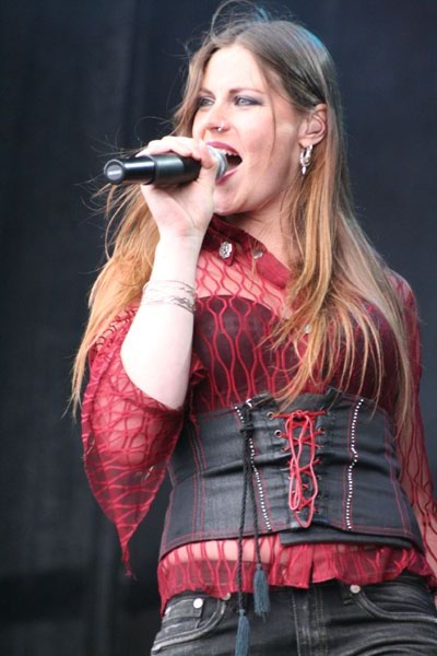 After Forever – Die Holländer rocken auf der Hauptbühne ganz ordentlich. – 