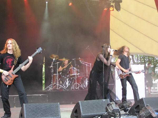 After Forever mussten um einiges früher ran, als ihre Kollegen von Within Temptation. – 