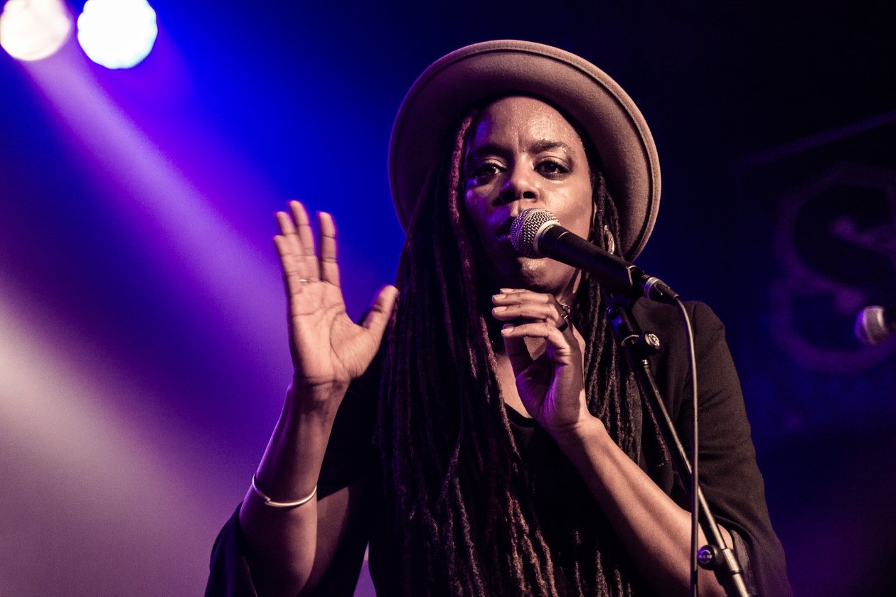 Akua Naru feiert "The Blackest Joy": "Joy as a political act. A form of resistance." – Akua Naru.
