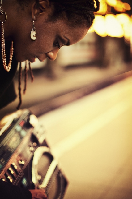 Akua Naru, die rappende Poetin – Akua Narus Musik orientiert sich an Oldschool Hip Hop.