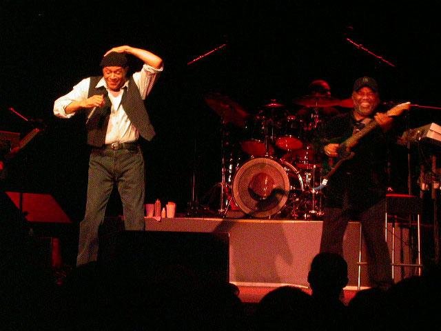 Al Jarreau – Bei seiner Tour 2004 wird der Entertainer stürmisch gefeiert. – 