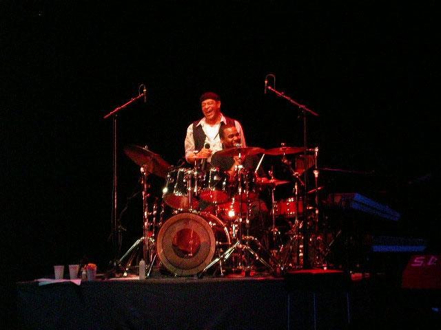 Al Jarreau – Bei seiner Tour 2004 wird der Entertainer stürmisch gefeiert. – 