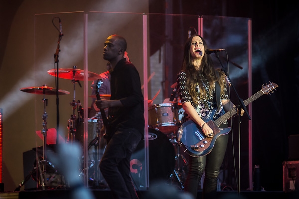 Die Amerikanerin beim einzigen Deutschlandgig in der Zitadelle Spandau. – Alanis Morissette.