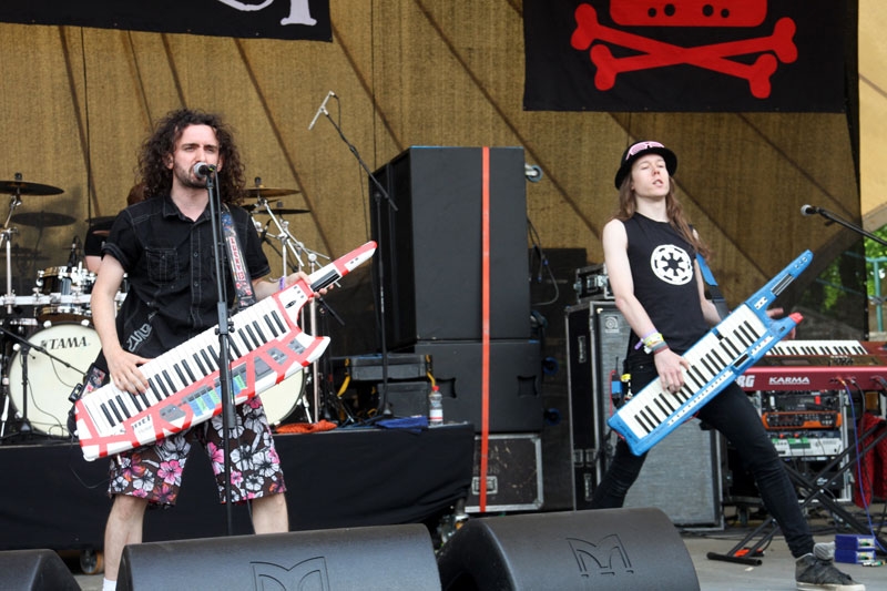 Die Keytar-Piraten lassen Kielholen. – Alestorm