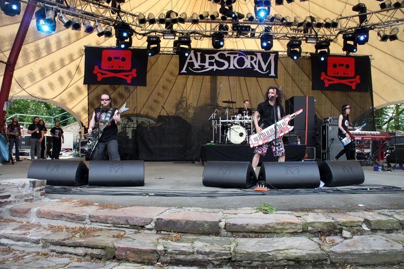 Die Keytar-Piraten lassen Kielholen. – Alestorm