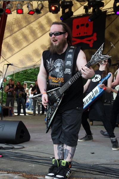 Die Keytar-Piraten lassen Kielholen. – Alestorm