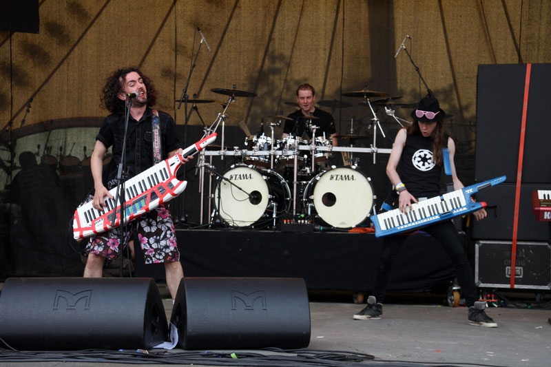 Die Keytar-Piraten lassen Kielholen. – Alestorm