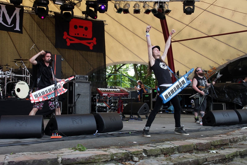 Die Keytar-Piraten lassen Kielholen. – Alestorm