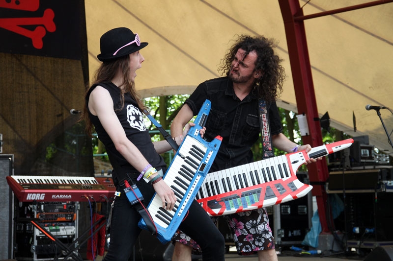 Die Keytar-Piraten lassen Kielholen. – Alestorm