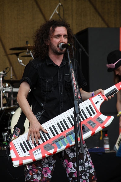 Die Keytar-Piraten lassen Kielholen. – Alestorm