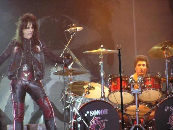 Alice Cooper – Der Altmeister des Shock-Rocks zählt noch lange nicht zum alten Eisen. – 