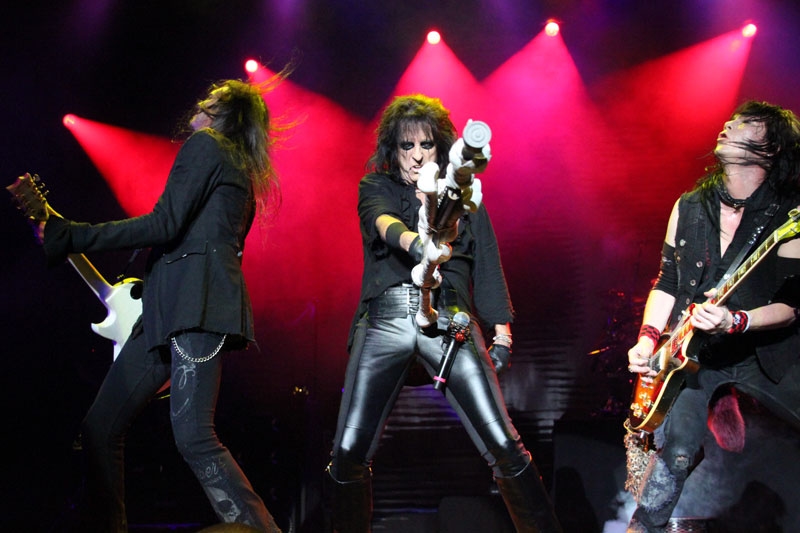 Alice Cooper zog in Frankfurt die komplette Horrorshow durch. – ...bleibt Cooper Herr des Geschehens.