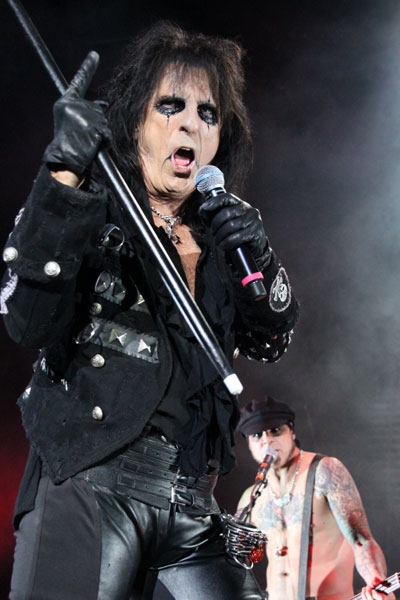 Alice Cooper zog in Frankfurt die komplette Horrorshow durch. – ... geköpft ...