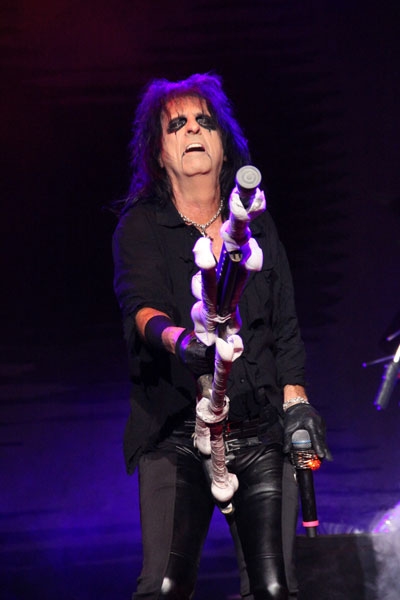 Alice Cooper zog in Frankfurt die komplette Horrorshow durch. – ... gemeuchelt ...