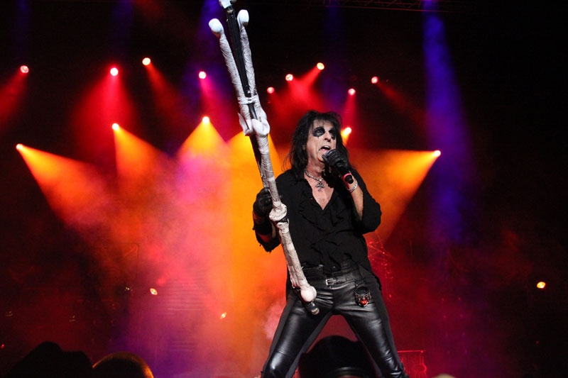 Alice Cooper zog in Frankfurt die komplette Horrorshow durch. – NDa wird nach Herzenslust erstochen ...