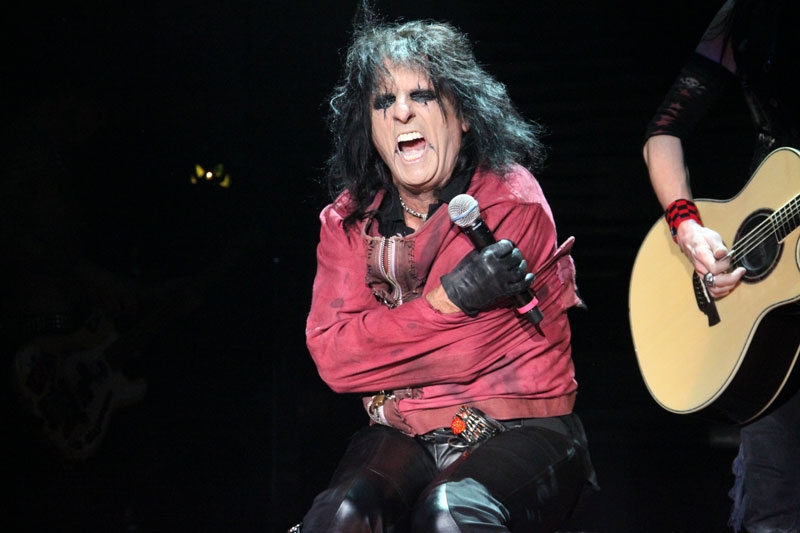 Alice Cooper zog in Frankfurt die komplette Horrorshow durch. – ... oder sogar in der Zwangsjacke ...