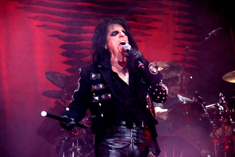 Alice Cooper zog in Frankfurt die komplette Horrorshow durch. – ... das volle Pogramm auf.