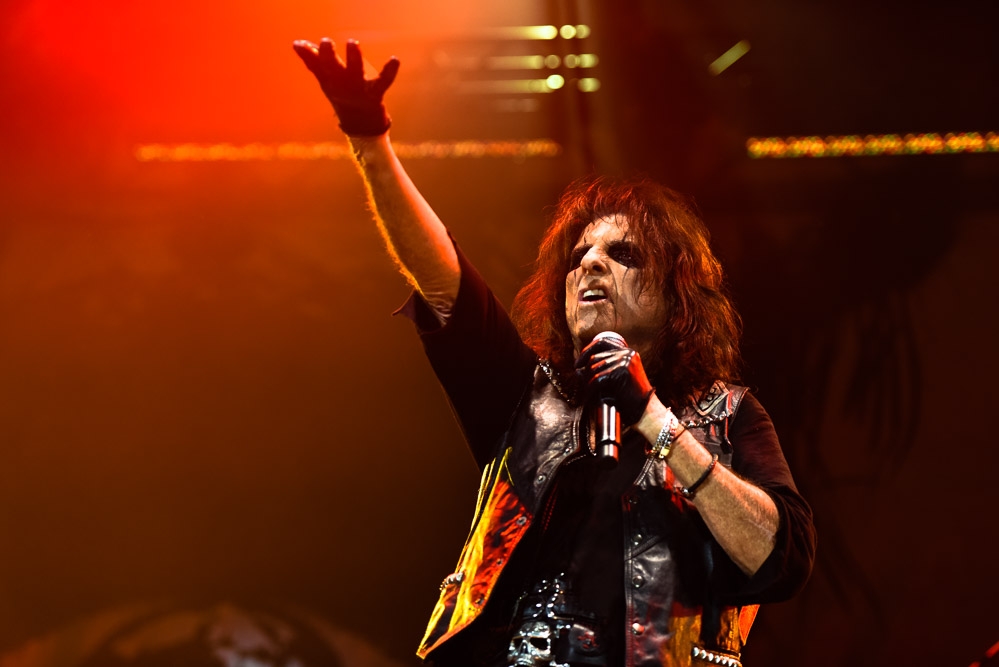 Viel viel mehr als nur Support für Mötley Crüe. – Alice Cooper.
