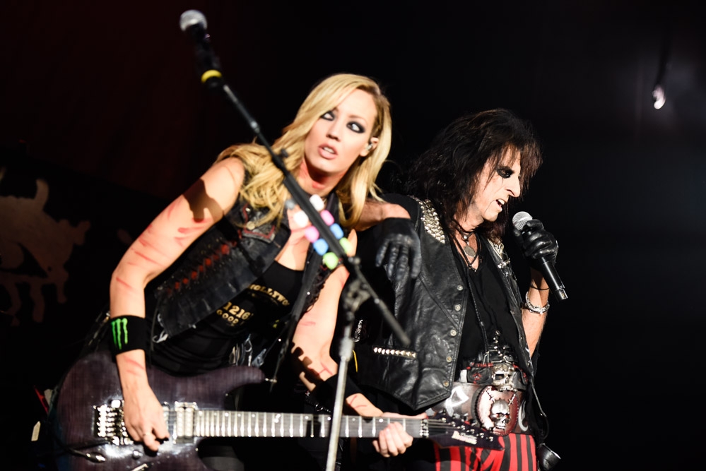 Alice Cooper – Viel viel mehr als nur Support für Mötley Crüe. – An der Gitarre für Alice: Nita Strauss.