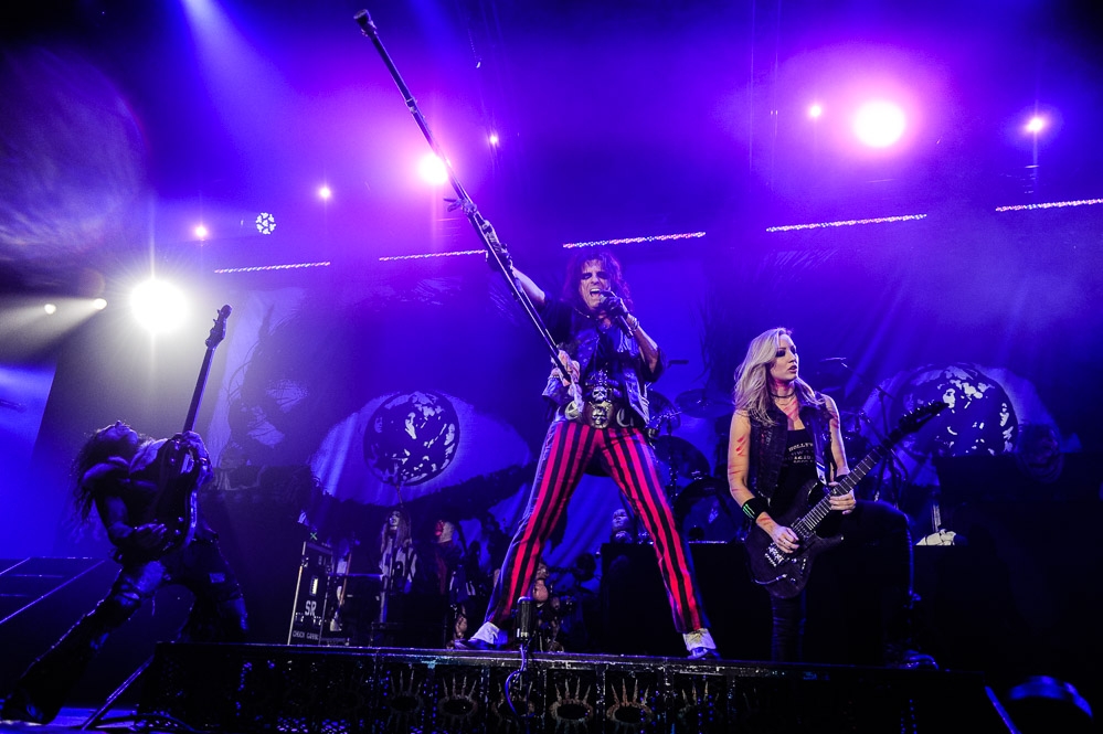 Alice Cooper – Viel viel mehr als nur Support für Mötley Crüe. – Alice und Band in Stuttgart.